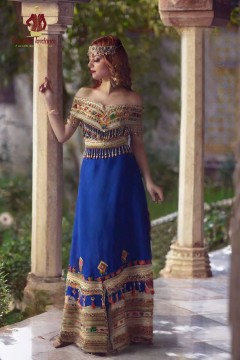 Robe Kabyle moderne, épaules dénudées, en satin livraison disponible sous 24h,